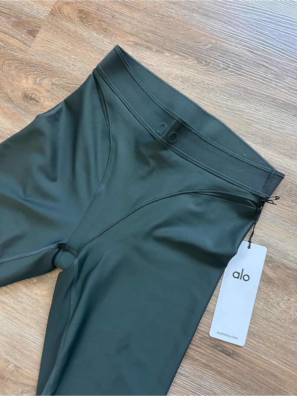 New With Tags / NEW - Alo Yoga Women’s Dark Green Performance leggings